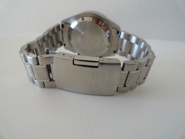 contrefaçon Moonwatch Omega Backside